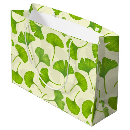 Ginkgo-Muster auf weiß Große Geschenktüte (Rückseite Schrägansicht)