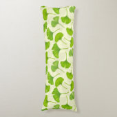 Ginkgo-Muster auf weiß Seitenschläferkissen (Vorderseite Vertikal)