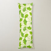 Ginkgo-Muster auf weiß Seitenschläferkissen (Rückseite (Vertikal))