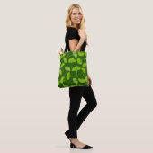 Ginkgo-Muster in dunkelgrün Tasche (Am Model)