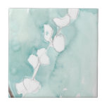 Ginkgo on Dusty Aquamarin - White Fliese<br><div class="desc">Ginkgo auf Dusty Aquamarin V von Jennifer Goldberger. Eine Blume-ähnliche Silhouette in Weiß wird aus wunderschönen aquamarinen Aquarellen geschaffen.</div>