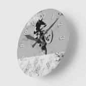 Gipfel des Berges - Mountain Biker Runde Wanduhr (Winkel)