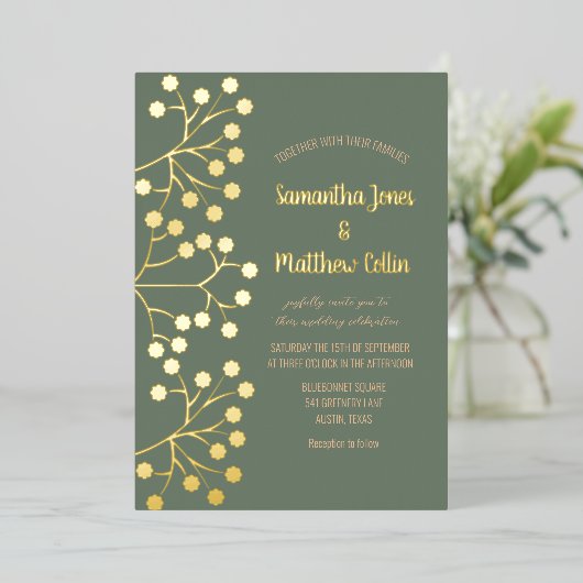 Gipskraut Floral Sage Green Gold Foil Hochzeit Folieneinladung (Stehend vorne)