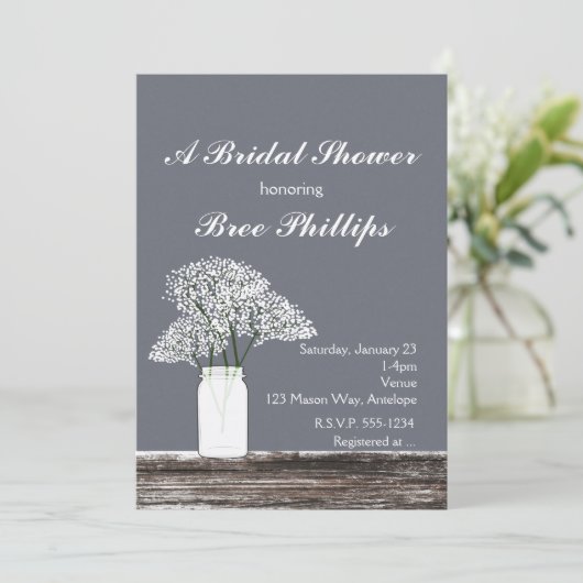 Gipskraut in Mason Jar Rustikale Graue Einladungen (Stehend Vorderseite)