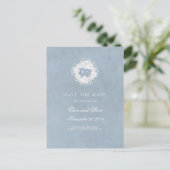 Gipskraut Monogram Dusty Blue Save the Date Ankündigungspostkarte (Stehend Vorderseite)