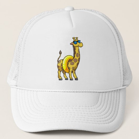 Giraffe am Strand mit Swim Ring & Sonnenbrille Truckerkappe (Vorderseite)