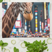 Giraffe am Times Square Geschirrtuch (Gefaltet)