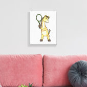 Giraffe at Tennis with Tennis racket Leinwanddruck (Insitu (Wohnzimmer))