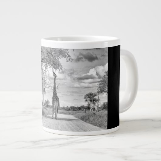 Giraffe auf der Straße Jumbo-Tasse (Vorderseite Rechts)