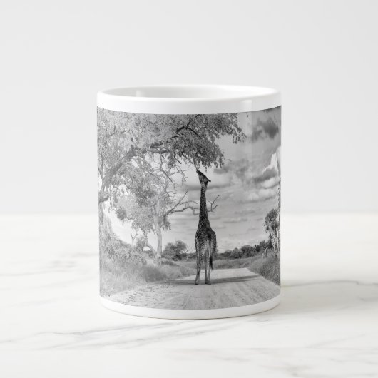 Giraffe auf der Straße Jumbo-Tasse (Vorderseite)