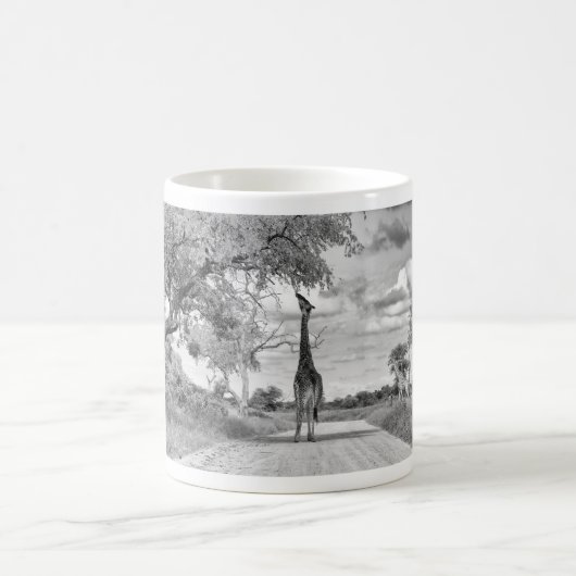 Giraffe auf der Straße Kaffeetasse (Mittel)