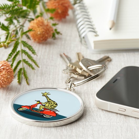 Giraffe auf einem Vintagen Roller Schlüsselanhänger (Seite)