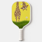 Giraffe auf Polka-Punkten mit Daisy Pickleball Schläger (Rückseite)