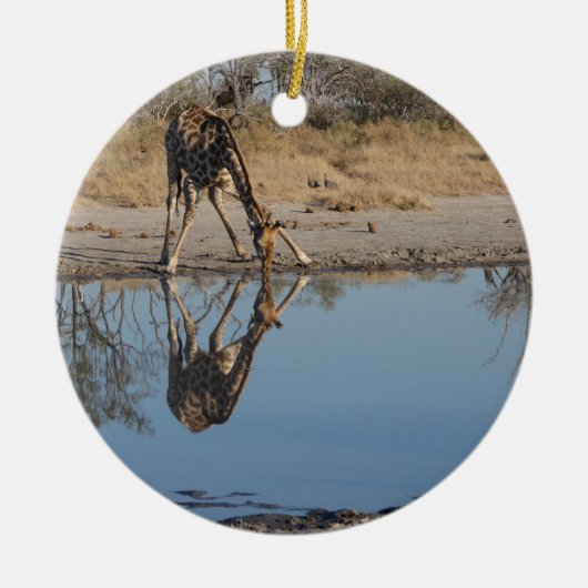 GIRAFFE BEIM REFLEKTIERTEN TRINKEN KERAMIK ORNAMENT (Vorne)