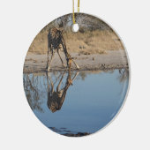 GIRAFFE BEIM REFLEKTIERTEN TRINKEN KERAMIK ORNAMENT (Links)