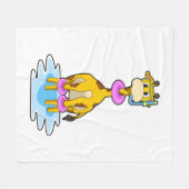 Giraffe beim Schwimmen mit Swim-Ring Fleecedecke (Vorderseite (Horizontal))