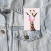 Giraffe bläst Pink Bubble Gum Whimsical Art Button (Insitu)