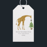 Giraffe Christmas Tree Geschenkanhänger<br><div class="desc">Illustration einer Giraffe,  die einen Topfweihbaum mit einem Stern bedeckt. Personalisieren Sie Name und Jahr.</div>