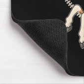 Giraffe, die aus einem Zipper hervorgeht Mousepad (Ecke)