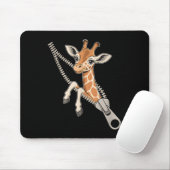 Giraffe, die aus einem Zipper hervorgeht Mousepad (Mit Mouse)