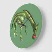 Giraffe Eating Watermelon Große Wanduhr (Winkel)