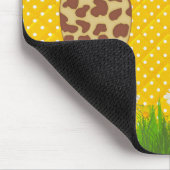 Giraffe im Gras auf Polka Dots Mousepad (Ecke)