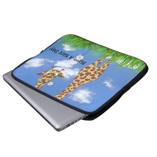 Giraffe im Gras mit Daisy Laptopschutzhülle (Vorne Knopf)