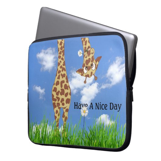 Giraffe im Gras mit Daisy Laptopschutzhülle (Vorderseite Links)