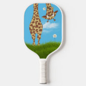 Giraffe im Gras mit Sternen Pickleball Schläger (Vorderseite)