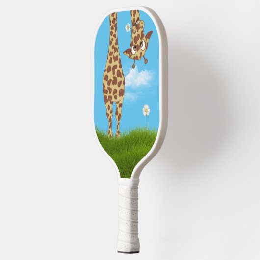 Giraffe im Gras mit Sternen Pickleball Schläger (Links)