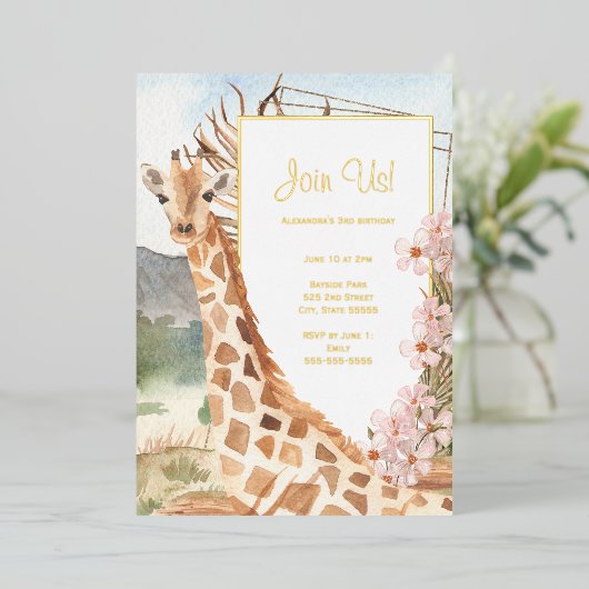 Giraffe in African Savannah Birthday Party Gold Folieneinladung (Stehend vorne)