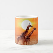 Giraffe in der afrikanischen Savanne gegen den Bac Kaffeetasse (Mittel)