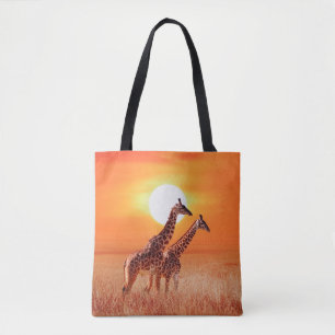 Giraffe in der afrikanischen Savanne gegen den Bac Tasche