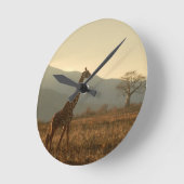 Giraffe in der Savanne Runde Wanduhr (Winkel)
