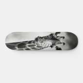 Giraffe in einem Stadtbild Skateboard (Horizontal)