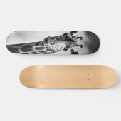 Giraffe in einem Stadtbild Skateboard (Horizontal)