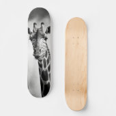 Giraffe in einem Stadtbild Skateboard (Vorderseite)