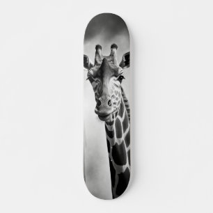 Giraffe in einem Stadtbild Skateboard