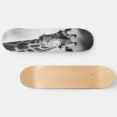 Giraffe in einem Stadtbild Skateboard (Horizontal)