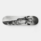 Giraffe in einem Stadtbild Skateboard (Horizontal)