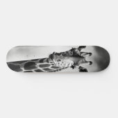 Giraffe in einem Stadtbild Skateboard (Horizontal)