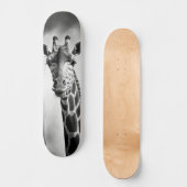 Giraffe in einem Stadtbild Skateboard (Vorderseite)