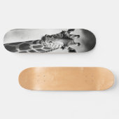 Giraffe in einem Stadtbild Skateboard (Horizontal)