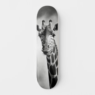 Giraffe in einem Stadtbild Skateboard
