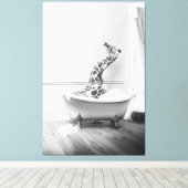 Giraffe in einer Badewanne Leinwanddruck (Insitu (Holzboden))