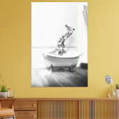 Giraffe in einer Badewanne Leinwanddruck (Insitu (Wohnzimmer))