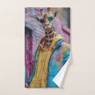 Giraffe in einer Strandbekleidung mit Sonnenbrille Handtuch