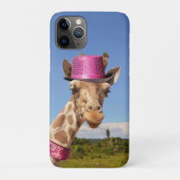 Giraffe in funkelnd-rosa Hut