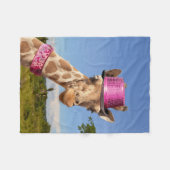 Giraffe in funkelnd-rosa Hut Fleecedecke (Vorderseite (Horizontal))