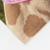 Giraffe in funkelnd-rosa Hut Fleecedecke (Ecke)